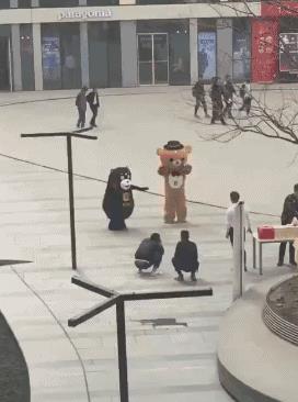 额啊，头身分离了（头和身子分开）