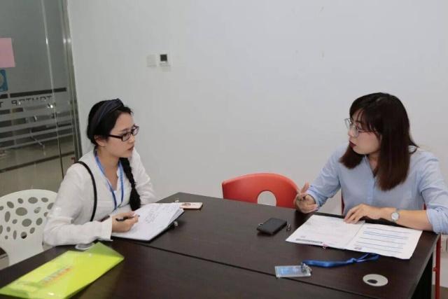 办公室办公桌摆放设计 最好选择直线型办公桌-有没有人能提供小办公室的办公桌椅摆放的图片