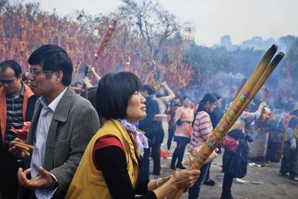 女性出寺庙先迈哪只脚 拜佛迈左右脚说法-上山拜庙要注意什么
