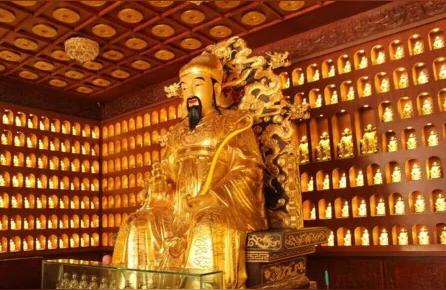 给财神上香的规矩和忌讳贡奉俩财神上香时应该磕几个头