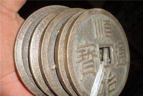 家里门对门挂几串五帝钱 挂一串还是两串-五帝钱是整串放还是拆开放