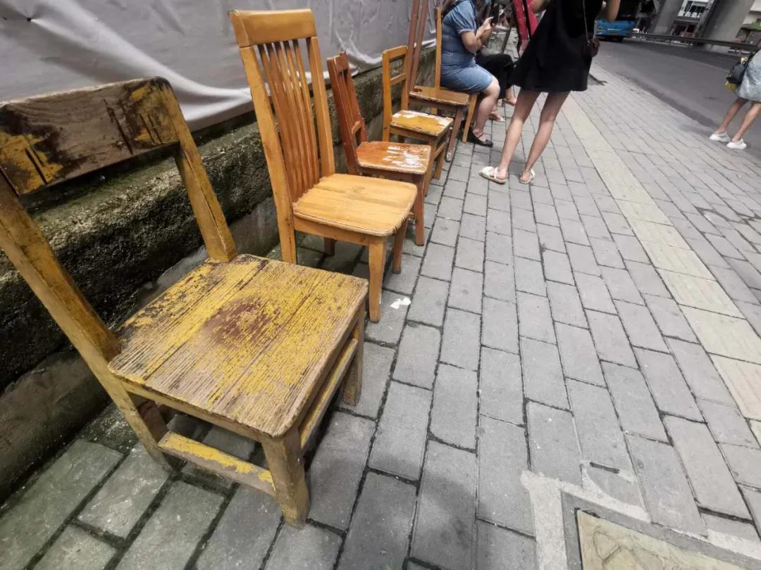 详解：椅子摆放有什么宜忌？-床边放两张椅子可以吗