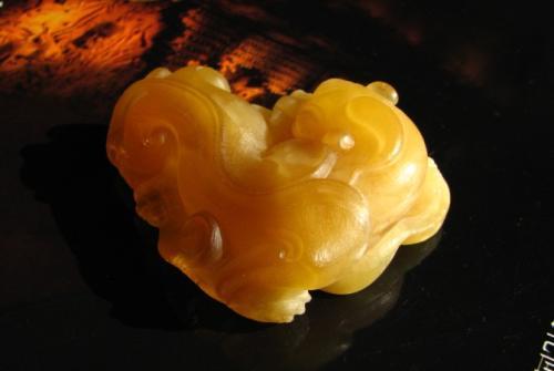 貔貅戴在脖子正确佩戴 如何佩戴招财-我有一翡翠貔貅嘴和屁股都有栓绳的眼请问是往哪佩戴的