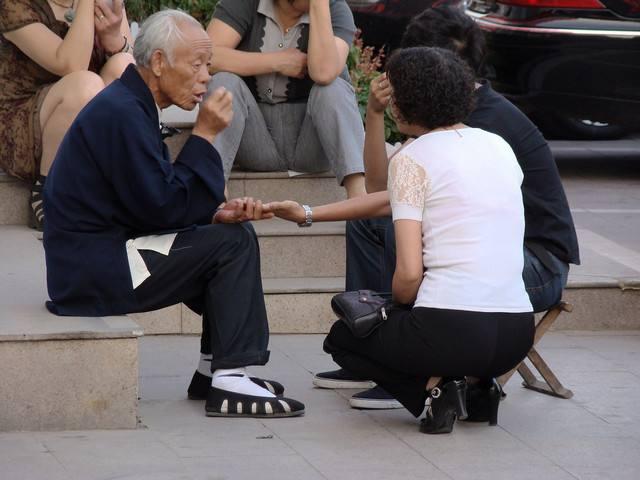 算命的说我跟父母无缘-人的命真的是天注定的吗