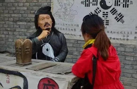 我不是臭算命的-大街上小区内随处都能看到足疗按摩店