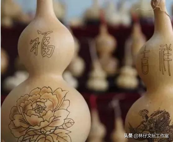 财神下面压钱什么讲究-佛龛上层供奉西方三圣和观音披萨
