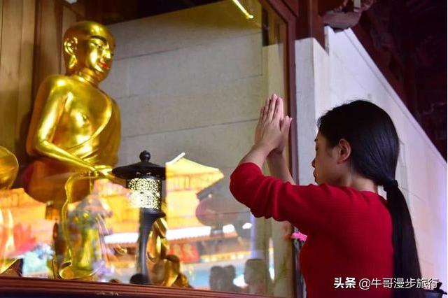 烧香算命上身-北方农村初一早上男孩在父亲的带领下挨家给长辈磕头