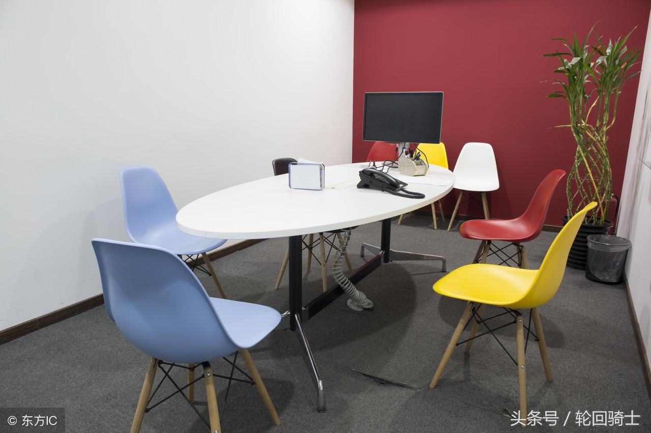 办公室有床和办公桌怎么摆放 床不在横梁下-方形办公室如何摆放办公桌