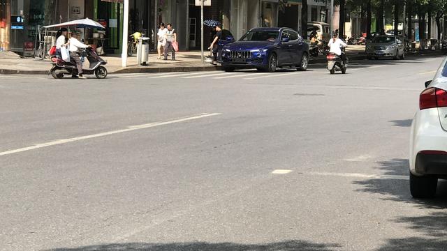路灯照着房子的风水好不好-农村大门外栽什么树好