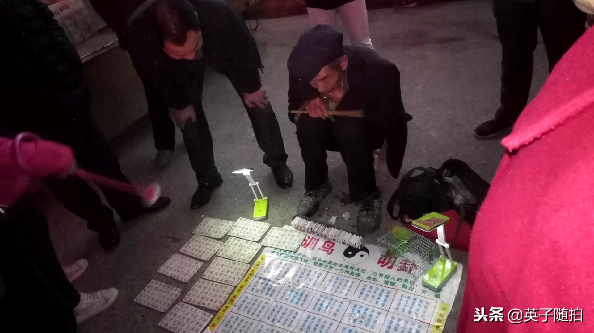 算命老头图片-为什么有人称农村里的傻子为守村人